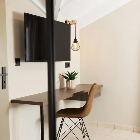 Manthos Beachfront Apartments, By Zantewize شقة لاغاناس