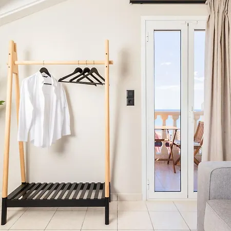 Manthos Beachfront Apartments, By Zantewize شقة لاغاناس