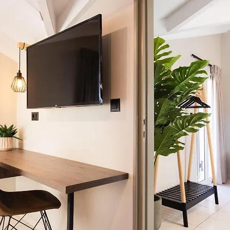 Manthos Beachfront Apartments, By Zantewize لاغاناس