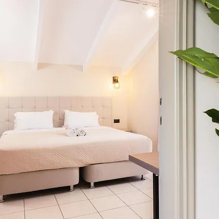 Manthos Beachfront Apartments, By Zantewize شقة