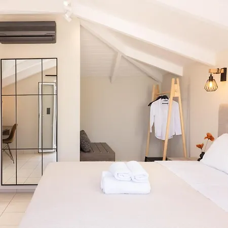 Manthos Beachfront Apartments, By Zantewize * لاغاناس