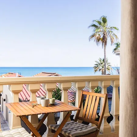 Manthos Beachfront Apartments, By Zantewize شقة