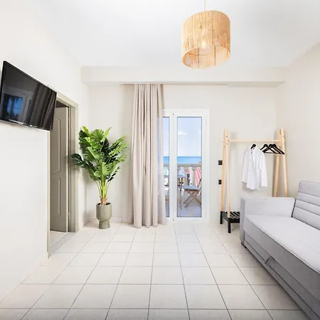 Manthos Beachfront Apartments, By Zantewize شقة لاغاناس