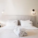 Manthos Beachfront Apartments, By Zantewize
