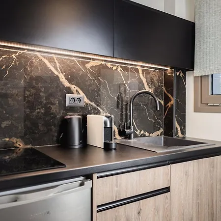 Manthos Beachfront Apartments, By Zantewize *