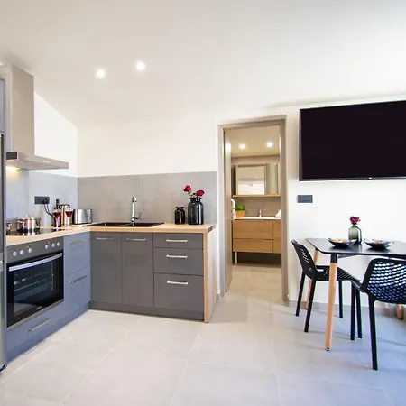 Manthos Beachfront Apartments, By Zantewize Apartman *