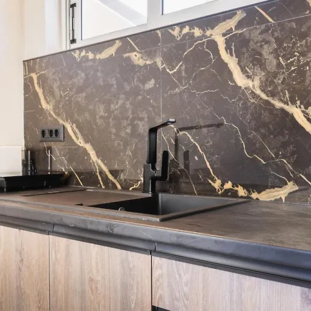 Manthos Beachfront Apartments, By Zantewize *