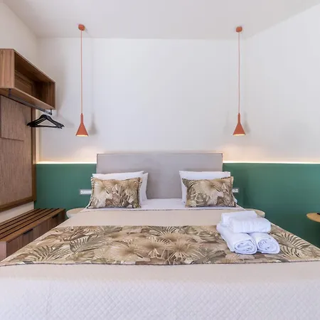 Manthos Beachfront Apartments, By Zantewize *