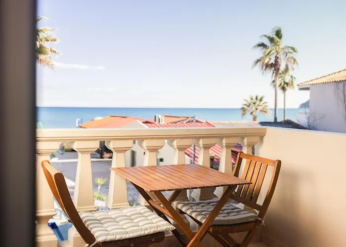 Manthos Beachfront Apartments, By Zantewize *