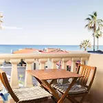 Manthos Beachfront Apartments, By Zantewize *