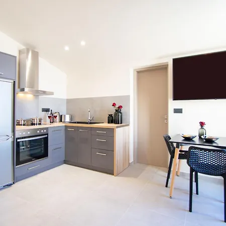 Manthos Beachfront Apartments, By Zantewize Apartman *