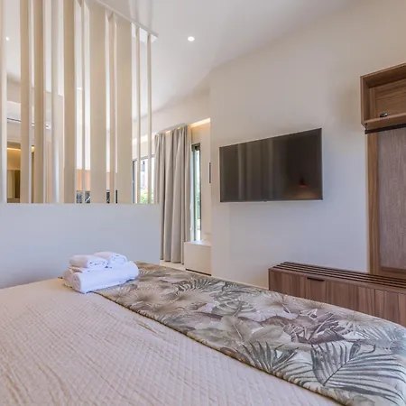 Manthos Beachfront Apartments, By Zantewize