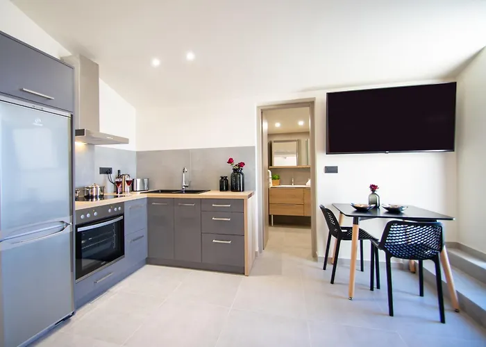 Manthos Beachfront Apartments, By Zantewize Апартаменты *